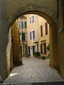 passage sous la tour de l'horloge de Villecroze