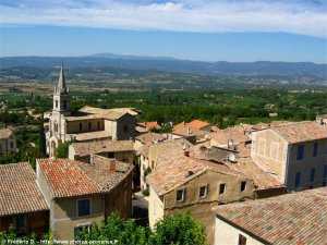 le village de Bonnieux avec en toile de fond le mont Ventoux