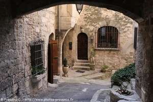 passage vouté du village de Bonnieux