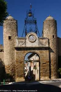 la porte de l'horloge de camaret-sur-aigues