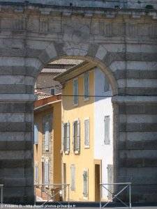 la seule porte préservée de la ville de cavaillon