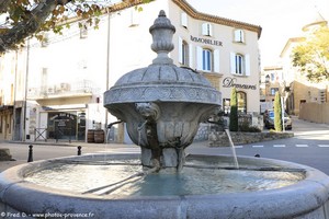 la grande fontaine de Châteauneuf-du-Pape