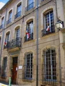 la mairie de cucuron