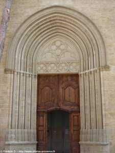 entrée de l'église de cucuron