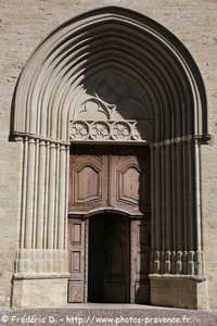 entrée de l'église de Cucuron
