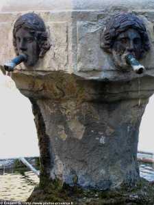 fontaine face à la tour de l'horloge de cucuron