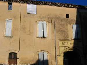 la mairie de la tour d'aigues