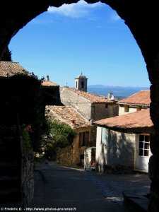 le clocher de l'église du village de lacoste et le mont ventoux en arrière plan