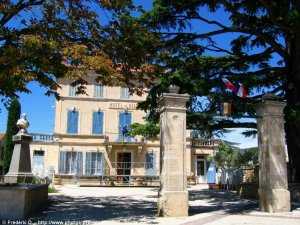 la mairie du village de lauris
