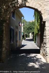 porte rue Coste Chaude et la mairie du Beaucet