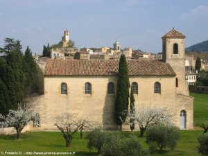 les trois clochers de lourmarin