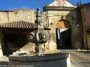 fontaine de la grande porte de malemort-du-comtat