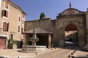 la fontaine de la Grande Porte de malemort-du-Comtat