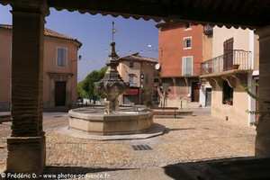 la fontaine de la Grande Porte de malemort-du-Comtat