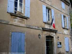 la mairie du village de menerbes