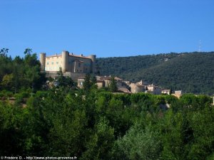vue sur le village de mirabeau et son ch�teau
