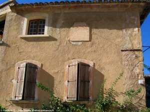 façade d'oppède le vieux avec son cadran solaire