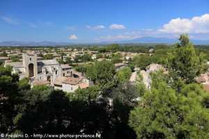 vue sur Pernes et l'église Notre-Dame de Nazareth