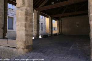la halle couverte de Pernes les Fontaines