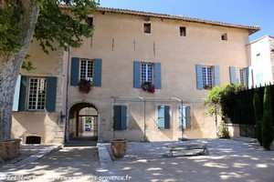 la mairie de Pernes les Fontaines