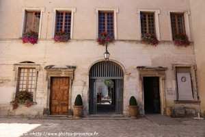 hôtel de ville de Pernes les Fontaines