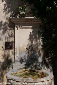 fontaine de la rue Brancas de Pernes
