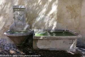 fontaine des Pénitents Noirs de Pernes