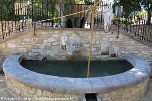 fontaine de l'office de tourisme de Pernes