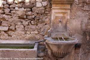 fontaine de la rue des Prieurs de Pernes