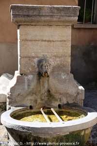 fontaine de la rue Victor Hugo de Pernes