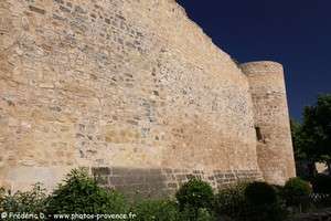 remparts de Pertuis