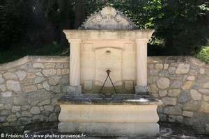 fontaine du temps à Robion