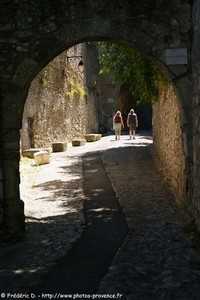 entrée dans la ville médiévale de vaison la romaine