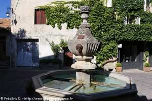 place de la Fontaine à Venasque