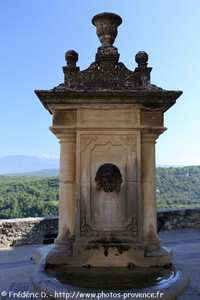 fontaine place de la Planette de Venasque