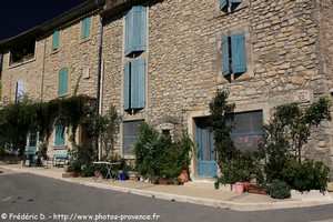 rue de la mairie de Vitrolles en Luberon