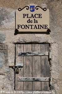 place de la Fontaine de Vitrolles en Luberon