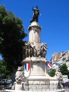 monument aux morts face à l'église Saint-Vincent-de-Paul
