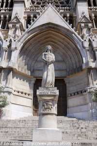 statue de Jeanne d'Arc sur le perron de l'église des réformés