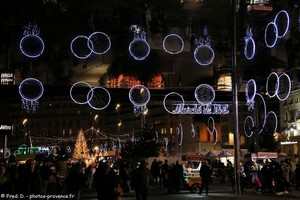 illuminations de Noël sur l'ombrière du Vieux Port