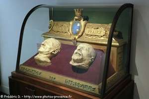 masques mortuaires d'Alexandre I° de Yougoslavie et de Louis Bartou