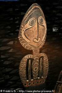 porte-crânes agiba du groupe Kiwai de Papouasie-Nouvelle-Guinée