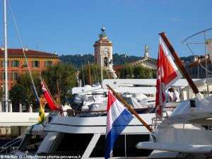 le port de nice avec au bout l'�glise Notre-Dame-du-Port