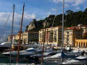 le c�t� ouest du port de nice domin� par la colline du ch�teau