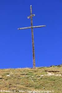 croix dominant le lac de Souliers