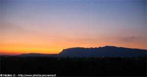 ombre de la barre du Cengle et de la Sainte-Victoire au coucher de soleil