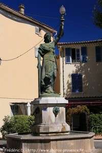 fontaine et statue de la Liberté à Besse-sur-Issole