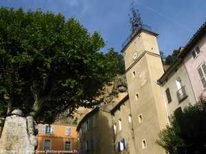 le campanile et la place de la mairie de Cotignac