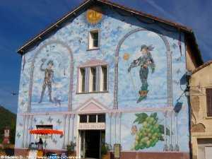 hôtel des vins et sa façade peinte