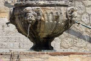 fontaine du 18° siècle de Beaumes-de-Venise